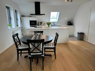 <p>Recent duplex appartement op de tweede verdieping gelegen in het centrum van 's Gravenwezel in een gebouw met lift en ondergrondse parking.<br /><br />Indeling: Inkomhal met gastentoilet. Mooie leefruimte ingedeeld in een open, volledig geïnstalleerde Miele keuken (oven, micro, keramische kookplaat, vaatwasser en koelkast) en een leefruimte met schuifraam naar het zuid georiënteerde terras met bergkast.<br />De berging/wasplaats beschikt over een uitgietbak en aansluiting wasmachine en droogkast. <br /><br />1e verdieping: twee slaapkamers en een badkamer voorzien van dubbele lavabo, toilet, bad en douche.<br /><br />Bijzonderheden: veiligheidsdeur - energiezuinig - ventilatiesysteem C - E-peil: 46 - EPC 76 kWh/m²<br />In de kelder zijn twee auto staanplaatsen en een privatieve berging inbegrepen in de prijs.<br />Maandelijkse kosten: 170 euro - Beschikbaar 1 december 2026. Vg-Wg-Gmo-Gvkr-Gvv</p>