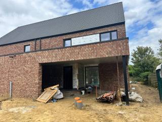 <p>Deze 2 prachtige en royale nieuwbouwwoningen zijn gelegen in een rustige woonstraat, doch op slechts enkele minuten van de oprit van autostrade en vlakbij het centrum van Aarschot.<br />De woningen worden volledig afgewerkt en beschikken over 5/6 slaapkamers en maar liefst 3 badkamers.<br />De oplevering is voorzien eind dit jaar 2025.<br />Lot 1: 4 are 83 ca : 690.000 euro excl. kosten<br />Lot 2: 3 are 97 ca : 680.000 euro excl. kosten<br />Indien u voldoet aan de voorwaarden, kan u aankopen aan 6% BTW<br />Plan nu reeds je bezoek in (dit kan na het bouwverlof) !</p>