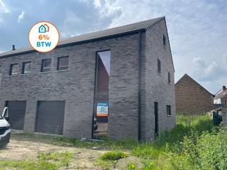 Voor meer info of een bezoek, bel 053 59 49 34 - Op een goede locatie in Denderleeuw bevindt zich deze halfopen bebouwing (nieuwbouwwoning) op...
