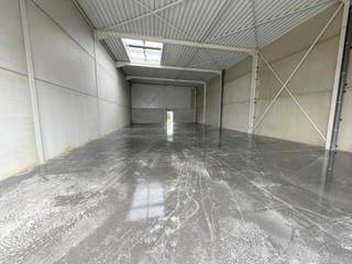 Nieuwbouw KMO-unit met een oppervlakte van 270 m² met 36 m² mezzanine te koop met een fantastische ligging langs de Bergensesteenweg te Sint-Pieters-Leeuw/Lot.<br /><br />De opslagruimtes zijn voorzien van een sectionale poort van 4M20X4M00, lichtstraat, polybetonvloer met draagkracht van 3T/m² en met een vrije hoogte van 6 m. Elke unit heeft vooraan een raampartij, enkele units beschikken ook over een raam op verdiep. Dankzij deze ramen is het mogelijk tot het plaatsen van een kantoor/showroom (op mezzanine). <br /><br />De volledige site wordt ontwikkeld in 3 fases waarbij deze fase onderdeel is van de 1ste.<br />Uitstekende bereikbaarheid naar de ring rond Brussel!