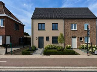 <div><section> </section></div><div><section><div><div><div><div><div><div><p>PRIX INDICATIF</p><p> </p><p>Découvrez ce magnifique terrain à bâtir destiné à une construction semi-ouverte, situé au calme dans un cadre très verdoyant à <span>Sint-Niklaas</span>. Vous y profiterez chaque jour d’une vue dégagée sur de vastes champs et prairies, alliant ainsi la tranquillité et le charme de la vie à la campagne.</p><p>Avec une largeur de terrain de pas moins de 10 mètres et une profondeur impressionnante de 83 mètres, ce terrain à bâtir présente des dimensions exceptionnellement généreuses, ce qui est rare pour des parcelles destinées à une construction semi-ouverte. La parcelle offre ainsi de nombreuses possibilités pour construire une maison spacieuse dotée d’un grand jardin et garantissant une intimité optimale.</p><p>Le terrain fait partie d’un lotissement autorisé pour lequel tous les raccordements nécessaires aux services publics ont déjà été prévus. Grâce au permis de lotissement délivré, ce terrain à bâtir est entièrement prêt à la construction, ce qui vous permet de vous lancer immédiatement dans la réalisation de la maison de vos rêves.</p><p>Une opportunité idéale pour ceux qui recherchent un cadre de vie calme et verdoyant, tout en bénéficiant d’un accès aisé aux commerces, aux écoles et aux axes routiers.</p></div></div></div></div></div></div></section></div>