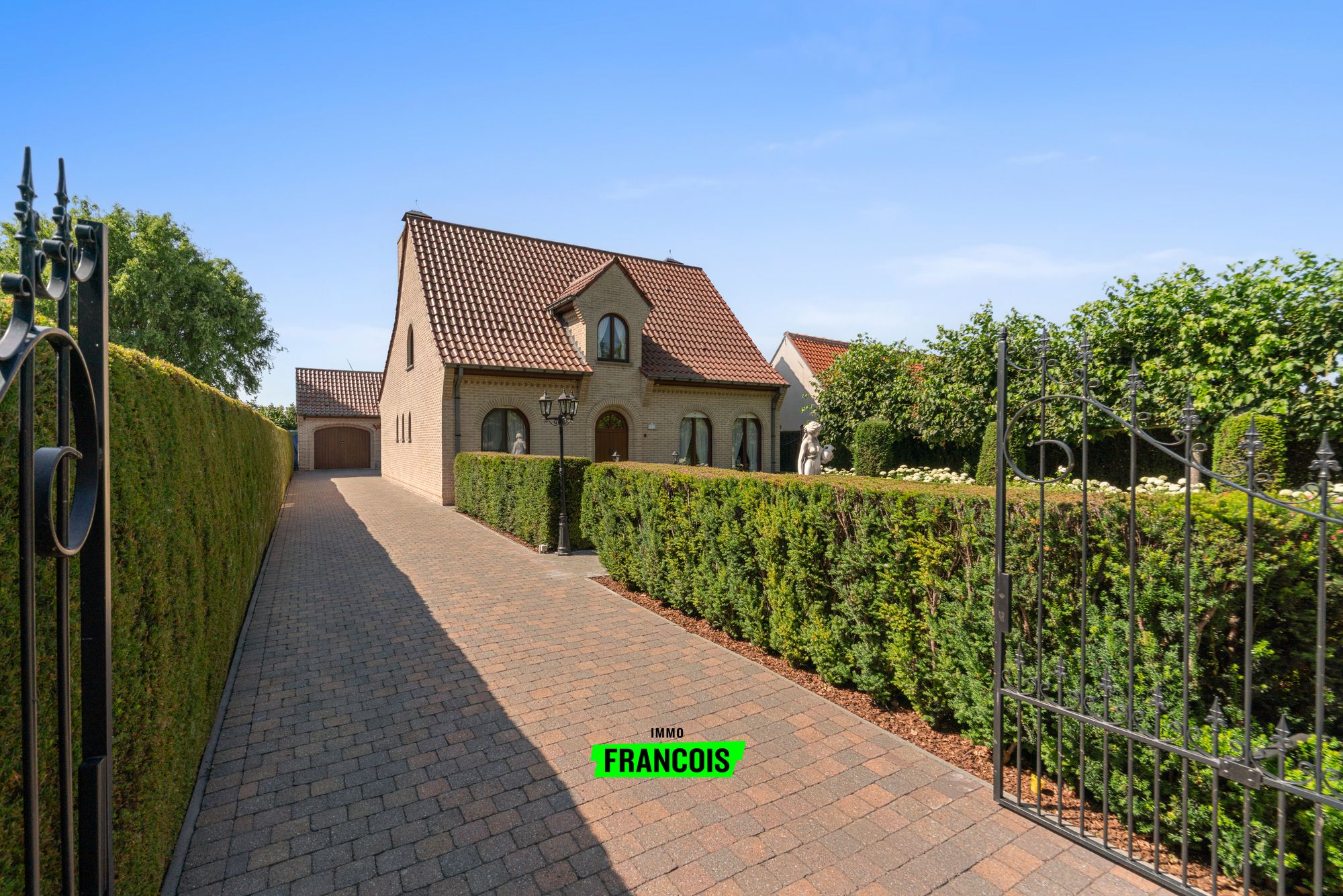 Karaktervolle villa met veel licht, drie slaapkamers en een grote garage in het centrum van Kaprijke - foto 2