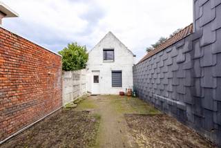 Volledig te renoveren woning in Turnhout op perceel van 190 m²! De woning biedt tal van mogelijkheden om te renoveren en de technieken zijn reeds vernieuwd.<br /><br />Troeven : <br />- te renoveren naar eigen smaak<br />- mooie leefruimte met aanpalende keuken<br />- nieuwe HRM condensatieketel Bosch<br />- zonneboiler<br />- EPC label C<br />- elektriciteit vernieuwd<br />- 2 ruime slaapkamers<br />- centraal, rustig gelegen <br />- nabij invalswegen / centrum<br /><br />Via de leefruimte kom je in de aanpalende keuken en achterliggende badkamer. Verder kan je vanuit de keuken naar het ingesloten terras. Op de verdieping bevinden zich 2 ruime slaapkamers. De voortuin kan je perfect omvormen om in alle rust te genieten van je tuin. <br /><br />Zin om van deze woning je nieuwe thuis te maken ? <br />Bel ons voor een afspraak ter plaatse om het potentieel van deze woning te bekijken op 03/283 62 43!