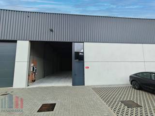 <strong>KMO-unit van 300 m² met 1 privatieve parkeerplaats te huur in Oostkamp. </strong><br /><br />De opslagruimte is opgebouwd uit een staalconstructie met aan de buitenzijde geïsoleerde betonpanelen en heeft een vrije hoogte van maar liefst 6 m. Verder is het magazijn voorzien van een automatische sectionale poort (4 x 4.20) met afzonderlijke loopdeur, raampartij en een lichtstraat. <br /><br />Tal van activiteiten mogelijk, opslag, productie,...<br />Onmiddellijk beschikbaar.<br />200 m², 300 m² of 500 m² beschikbaar.<br /><br />Strategisch gelegen tussen Brugge en Gent, met uitstekende bereikbaarheid naar belangrijke autosnelwegen zoals de E40 (oost‑westverbinding tussen o.a. Gent, Brugge en Brussel) en de E403 (noord‑zuidroute richting Roeselare en Kortrijk).<br />Contacteer <strong>PANORAMA B2B</strong> voor bijkomende inlichtingen, plannen of een vrijblijvend plaatsbezoek <strong>0479 70 70 73</strong>.