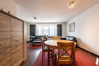 <strong>Ruim en licht appartement van ca. 81 m² met 2 slaapkamers, badkamer en balkon. Ideale ligging in hartje Turnhout: op een steenworp van de Turnhoutse Grote Markt en dus met alle voorzieningen, winkels en openbaar vervoer op wandelafstand. <span>De vraagprijs is inclusief een privé berging en overdekte autostaanplaats, ter waarde van 20.000 EUR. <br /></span><br /></strong><span>Indeling van het appartement:</span><strong><br /></strong>U betreedt het appartement via de inkomhal <span>welke toegang geeft tot het woon- en slaapgedeelte. De woonkamer van ca. 30 m² geniet van veel lichtinval door de grote raampartij. Aansluitend heeft u de praktisch ingerichte keuken. </span><br /><strong><br /></strong>Via de nachthal heeft u toegang tot 2 slaapkamers (ca. 13 m² en 8 m²), een apart toilet en een badkamer met ligbad. De hoofdslaapkamer geeft toegang tot een balkon aan de achterzijde. <strong><br /><br /></strong><span>Bijzonderheden:</span><span> </span><br /><span>- EPC: 238 kWh / (m² jaar) - C label <br />- Centrale verwarming op aardgas (HR-top ketel van 2019)</span><br /><span>- Nabij winkels, scholen en andere voorzieningen <br /></span>- Lift aanwezig<br />- Maandelijkse lasten: 155 EUR inclusief verzekering <br /><br /><span>Huurovereenkomst:</span><br /><span>Beschikbaar mits inachtneming van de lopende huurovereenkomst. Deze is van start gegaan op 01/08/1993 voor lange duur. Voor eigen gebruik kan dit te allen tijde worden opgezegd mits het respecteren van een opzegperiode van 6 maanden.</span><br /><br />Bekijk dit appartement via ons interactief grondplan: https://visithome.ai/5QQdVhKRhk7FDkinMCZagV?mu=m