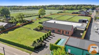 HEUSDEN-ZOLDER - Hoeve met paardenaccommodatie <br /><br />Deze statige hoeve onderging in 2008 een totaalrenovatie waarbij er veel aandacht werd besteed aan kwalitatieve materialen. De hoeve is zeer groot en omvat momenteel aan de linkerzijde het woongedeelte en aan de rechterzijde een 2e woongedeelte (momenteel kantoor). Direct aanpalend aan de achterzijde van de hoeve en met een directe toegang vanuit de woning werd er in 2008 een stalgebouw volledig vernieuwd waarbij diverse opslagruimtes en zadelkamer, een wasplaats met solarium en 8 nette paardenboxen. Er is tevens ruimte om nog 4 bijkomende boxen te plaatsen in dit gebouw alsook treffen we hier nog een zeer praktisch garage met hoge poort. <br /><br />Op de 1e verdieping (1e woonst) treffen we 1 master bedroom met dressing enoverloop met maatkasten. Op de verdieping (2e woonst) is er een ruime slaapkamer waarvan zeer eenvoudig meerdere kamers kunnen gemaakt worden.<br /><br />Dankzij de 2 huisnummers, 2 toegangen, 2 trappen, enz ... kan deze woning perfect dienen als kangoeroewoning. Zie ook plannen.<br /><br />Buiten werd alles netjes ingericht. <br />De eb en vloed piste heeft een afmeting van 25m x 50m en is voorzien van de nodige verlichting. Er zijn nog 5 weides voorzien van omheining. <br />De weides zijn achteraan te betreden met vrachtwagen of tractor en er is voldoende opslag voor tractor, hooi ea. <br /><br />De eigendom is onmiddellijk vrij en u kan bovendien meteen wonen en paarden stallen zonder bijkomend werk. <br /><br />Bovendien kan er 1ha50ca bijkomend weiland bij aangekocht worden.<br /><br />Voor meer informatie of een bezoek, kan u ons steeds contacteren: 053/60.65.66