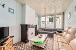Bent u op zoek naar een woning te koop in Blankenberge met karakter en tal van mogelijkheden? Dit ruime appartement in de Sergeant de Bruynestraat biedt een uitzonderlijke kans voor wie op zoek is naar een uniek project nabij het centrum van Blankenberge. <br /><br />Met een oppervlakte van 127 m² biedt dit appartement een zee aan ruimte en potentieel. De woonst straalt een warme, licht-landelijke sfeer uit met subtiele retro invloeden. Bij het binnenkomen komt u terecht in de charmante leefruimte die naadloos overvloeit in de open keuken. De ruime badkamer zorgt samen met de drie slaapkamers voor het nodige wooncomfort. Daarnaast beschikt het appartement over een ruime, polyvalente ruimte die volledig naar eigen wens kan worden ingericht, aangevuld met een aanpalende badkamer. De ruime bergplaats met toegang tot de koer, aangevuld met een kelder, zorgen voor uitgebreide opslagmogelijkheden. Dankzij de tweede ingang biedt deze woning bovendien de mogelijkheid tot opdeling in twee woonunits.<br /><br />De ligging in de Sergeant de Bruynestraat, op wandelafstand van het centrum van Blankenberge, maakt dit een uitgelezen kans. Interesse in deze ruime woning te koop met unieke mogelijkheden? Vraag vandaag nog uw bezoek aan via Immo Francois Blankenberge. <br /><br />Woning verkopen in Blankenberge? Vraag je gratis schatting aan bij Immo Francois via iben@immofrancois.be.<br /><br />