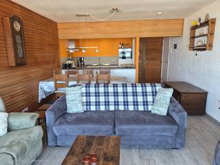 2-slaapkamer appartement voorzien van <u><strong>terras voor- en achteraan</strong></u> met <u><strong>panoramisch zicht op zee en het hinterland</strong></u> te koop.<br />Dit deels gerenoveerd appartement is gelegen op de 11de verdieping van de residentie Twenty-One Sectie V aan het strand en de Zeedijk van Oostduinkerke.<br />Indeling: Vernieuwde woonkamer met keuken die uitgeeft op het terras vooraan met prachtig zicht op zee en het strand van Oostduinkerke van waar u van de avondzon kunt genieten, vernieuwde badkamer met douche, apart toilet, berging op de gang en <u><strong>2 slaapkamers die uitgeven op het zonneterras</strong></u> achteraan van waaruit u kunt genieten van een panoramisch zicht op zee en het hinterland.