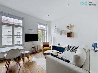 <p> </p>
<p>Tél : 0456 87 27 16 / E-mail : juliana.t@weinvest.be<br /><br />We Invest est fier de vous proposer ce studio meublé, idéalement situé à Ixelles, à deux pas de la place Flagey et du quartier du Châtelain, à seulement 10 minutes de la place Stéphanie et de l'avenue Louise.<br /><br />Pensé pour optimiser chaque mètre carré, ce studio entièrement meublé se distingue par son agencement ergonomique et particulièrement fonctionnel. L'espace nuit est ingénieusement conçu avec un lit escamotable faisant également office d'armoire, libérant ainsi un maximum d'espace au quotidien. La cuisine, entièrement équipée, est dotée d'un lave-linge combiné séchoir, offrant tout le confort nécessaire. La salle de bain, avec toilette intégrée, complète parfaitement cet ensemble pratique et bien pensé.<br /><br />Situé au cœur de l'un des quartiers les plus prisés et animés de Bruxelles, vous profiterez à pied de l'effervescence de la place Flagey, des terrasses du Châtelain et de toutes les commodités du quotidien, tout en restant à quelques minutes des axes majeurs que sont la place Stéphanie et l'avenue Louise. Le campus de l'ULB est également accessible à proximité, faisant de ce studio une adresse idéale pour les étudiants comme pour les jeunes professionnels.<br /><br />Loyer : 900 €<br />Charges : 10 €/mois (entretien annuel de la chaudière)<br /><br />Type de bail : 1 an min<br />PEB : …<br />Libre le 1er juin<br /><br />À visiter sans tarder ! Pour découvrir nos biens en exclusivité, rendez-vous sur www.weinvest.be</p>
