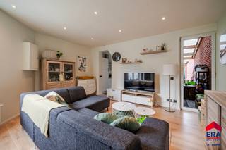 De woning bestaat uit een inkomhal met gastentoilet, een lichtrijke leefruimte met grote raampartijen en een moderne, volledig uitgeruste keuken...