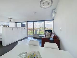 Deze instapklare studio is goed en rustig gelegen in Res. Laguna Beach op 800m van de Zeedijk.Indeling: Hall, lichtrijke leefruimte met open en...