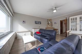 Droomt u van wonen aan zee met een adembenemend panoramisch uitzicht? Dan is dit 2 slaapkamer appartement op de tweede verdieping van Residentie Osborne precies wat u zoekt. het appartement is gelegen in het bruisende centrum van Oostende, hier geniet u dagelijks van een uniek, lateraal zicht op zee en op wandelafstand van winkels, restaurants, openbaar vervoer en alle stadsvoorzieningen. Verder beschikt het appartement over een volledig uitgeruste keuken, een verzorgde badkamer, kelder, en gemeenschappelijke fietsenberging. Bent u op zoek naar een appartement op een absolute toplocatie met een uitzonderlijk uitzicht? Neem dan vandaag nog contact met ons op voor een bezoek.