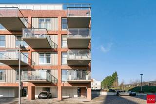 We vinden dit recent twee-slaapkamer-appartement (2013) langs de Rupel in Terhagen, op de site van de oude steenbakkerijen. Ook de architectuur van het gebouw en de hoge schoorsteen die bleef staan vormen een knipoog naar dit verleden. We hebben hier directe toegang tot het jaagpad. We bereiken het appartement op de eerste verdieping met de lift en we komen binnen langs een zeer mooie inkomhal met voldoende licht en ruimte. Langs een glazen deur betreden we de woonkamer die eveneens baadt in het licht dankzij grote raampartijen. De open keuken is perfect onderhouden en van alle comfort voorzien (combi-oven, koelkast met vriesvak, nieuwe vaatwas en nieuwe inductiekookplaat). De mooie Radson design-radiatoren en goed onderhouden parket zijn hier de blikvangers. Alle raamdecoratie en verlichting zijn trouwens aanwezig op het appartement. Vanuit de hal kunnen we verder nog naar een apart toilet met handenwasser, een ruime berging met aansluitingen voor was- en droogautomaat, twee slaapkamers (waarvan één met ingemaakte kasten) en de badkamer uitgerust met dubbel meubel en inloopdouche. Ook deze ruimtes hebben allemaal grote ramen. Het gebouw is voorzien van een afgesloten, gemeenschappelijke fietsenberging en de wagen kunnen we kwijt op de staanplaats onder het gebouw, vlakbij de lift. Deze zit mee in de huurprijs. Provisie vaste kosten : € 90,00 per maand. U kan een afspraak maken bij Daniel via mail (daniel@reds.be) of telefonisch (0475.25.30.64). Dat mag trouwens ook gerust 's avonds of in het weekend !