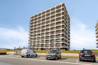 Gelijkvloerse studio met slaaphoek, ideaal gelegen op slechts 100 meter van het strand!<br /><br />Het appartement beschikt over een inkomhal met slaaphoek (stapelbed), een badkamer met douche, toilet en lavabomeubel, en een lichtrijke leefruimte met open keuken en praktisch kastbed.<br /><br /><strong>TROEVEN :</strong>
<ul>
<li>Gelegen op 100m van het strand</li>
<li>Slaaphoek aanwezig</li>
</ul>
<br /><strong>WERKEN IN DE GEMENE DELEN :</strong><br />Het zwembad wordt momenteel volledig gerenoveerd en de opening van het zwembad is voorzien voor de zomer van 2026. Alle fondsen werden opgevraagd en zijn volledig ten laste van de verkopers.<br />De vernieuwing van de liften is eveneens gepland en ook deze kosten worden volledig gedragen door de verkopers.<br /><br /><em>Op zoek naar een investering of een gerenoveerde studio als 2de verblijf? <br />Grijp uw kans! </em>