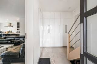 <p><span>Instapklare gezinswoning met polyvalente ruimte in het hartje van Meerdonk</span></p><p><span> </span></p><p><span>Dit betreft een prachtige half open bebouwing met 4 slaapkamers, bijgebouw in de tuin, aparte garage en ruime polyvalente ruimte of tweede garage van 31m² in het centrum van Meerdonk. </span></p><p><span>De woning is uitstekend gelegen in een rustige woonstraat in de dorpskern van Meerdonk en zorgt naast de nabijheid van alle lokale faciliteiten tevens voor een uitstekende mobiliteit richting Antwerpen &amp; het Havengebied.</span></p><p><span>De lichte woonruimte, de uitmuntende afwerkingsgraad met oog voor detail en de polyvalente ruimte met extra parking zijn slechts enkele van de vele troeven die deze woning te bieden heeft. </span></p><p><span> </span></p><p><span>INDELING</span></p><p><span> </span></p><p><span>Gelijkvloers: </span></p><p><span>Polyvalente ruimte met eigen inkomhal en apart toilet, mogelijkheid tot tweede garage. </span></p><p><span>Private inkomhal met vestiaire &amp; apart toilet.</span></p><p><span>Leefruimte met open keuken. </span></p><p><span>Open keuken voorzien van een kookfornuis, vaatwasser, oven &amp; microgolfoven, stoomoven &amp; ingebouwd koffieapparaat. </span></p><p><span>Garage met sectionaalpoort. </span></p><p><span>Ruime oprit met parkeerplaats voor meerdere wagens.</span></p><p><span>Gebruik extra parkeerplaatsen voor woning (165m²). </span></p><p><span>Zonnige tuin met bijgebouw. </span></p><p><span>Achteruitweg. </span></p><p><span> </span></p><p><span>1e verdieping:</span></p><p><span>Master bedroom met aansluitende dressing (23m²).</span></p><p><span>2e ruime slaapkamer (17m²).</span></p><p><span>Badkamer voorzien van een inloopdouche, ligbad en enkel lavabomeubel. </span></p><p><span>Apart toilet. </span></p><p><span>Wasruimte met voorziening voor oa. wasmachine. </span></p><p><span> </span></p><p><span>2e verdieping:</span></p><p><span>Vaste trap voorzien. </span></p><p><span>2 slaapkamers (9m² &amp; 13m²). </span></p><p><span>Technische ruimte. </span></p><p><span> </span></p><p><span>EXTRA</span></p><p><span>Bouwjaar 2017.</span></p><p><span>CV op gas. </span></p><p><span>PVC dubbele beglazing. </span></p><p><span>Elektriciteit conform. </span></p><p><span>Overal airco voorzien (warmen &amp; koelen) via warmtepomp lucht-lucht. </span></p><p><span>23 zonnepanelen voorzien. </span></p><p><span>Ventilatiesysteem aanwezig. </span></p><p><span>Rolluiken. </span></p><p><span>Regenwaterput 10.000l aangesloten op toilet, wasmachine &amp; buitenkranen. </span></p><p><span>Uitstekende locatie in het centrum. </span></p><p><span>Op wandelafstand van lokale faciliteiten. </span></p><p><span>Vlotte verbindingsmogelijkheid via E34 richting Antwerpen-Gent. </span></p><p><span> </span></p><p><span>EPC: 42 kWh/m² - label A </span></p><p><span>Wg - Vg - Vv - Gvkr - Gmo </span></p><p><span> </span></p><p><span> </span></p><p><span> </span></p><p><span> </span></p>