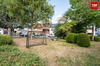 <p>In een rustige wijk in Mariakerke vlakbij het water en met groen voor de deur staat deze totaal te renoveren woning.<br /><br />Deze woning is perfect voor mensen die een woning willen verbouwen en er helemaal hun eigen ding van willen maken. Als troef is er de praktische garage en leuk in te richten buitenruimte.</p>
<p>De huidige indeling:</p>
<p>Inkomhal met trap naar de kelder en doorgang naar de keuken. Grote leefruimte met half open keuken met aanpalend een grote veranda. Op de eerste verdieping zijn er 2 grote en 1 kleine slaapkamer. Mits het plaatsen van een vaste trap kan je in de zolderverdieping nog 2 grote slaapkamers inrichten (er kan mogelijks nog bijgebouwd worden).</p>
<p>Beschikbaar bij akte.</p>
<p>Contacteer Top Vastgoed voor een bezoek en ontdek alle mogelijkheden ter plaatse. 0475 700 700</p>