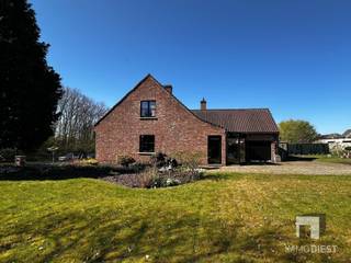 <p><span>Wonen, genieten én denken aan morgen in hartje Diest.</span></p><p><span> </span></p><p><span>In de Kloosterbergstraat verkoopt Immo Diest deze </span><span>karaktervolle woning met 4 slaapkamers</span><span> en </span><span>mooie tuin</span><span>.</span></p><p><span>Uitstekende ligging nabij het centrum. </span></p><p><span>En met mogelijkheid om de naastliggende tuin (= bouwgrond) ook aan te kopen. Deze combinatie kom je maar 1x tegen.</span></p><p><span> </span></p><p><span>De woning (tot voor kort bewoond door de eerste eigenaar) werd begin jaren 80 gebouwd en heeft volgende indeling:</span></p><p><span>GELIJKVLOERS:</span></p><p><span>- mooie verzorgde inkomhal met trap, vide, vestiaire en toilet</span></p><p><span>- woonkamer en salon met inbouwcassette</span></p><p><span>- keuken met voornaamste toestellen</span></p><p><span>- veranda</span></p><p><span>- 2 volwaardige slaapkamers (of bureau/hobbykamer...)</span></p><p><span>- badkamer met ligbad, lavabo en 2de toilet</span></p><p><span>- grote garage met aut. kantelpoort, was- en stookplaats</span></p><p><span> </span></p><p><span>VERDIEPING:</span></p><p><span>- overloop</span></p><p><span>- 2 ruime slaapkamers met parketvloer </span></p><p><span>- zolderruimte met 3de toilet en uitbreidingsmogelijkheden (hobbyruimte, extra slaapkamer...)</span></p><p><span> </span></p><p><span>KELDER</span></p><p><span>- te benutten als koele berging</span></p><p><span> </span></p><p><span>GARAGES:</span></p><p><span>- er is zowel een inpandige garage (met aut. kantelpoort)</span></p><p><span>- en een garagebox</span></p><p><span> </span></p><p><span>TUIN:</span></p><p><span>- prachtige en zonnige tuin, heerlijk genieten in het groen</span></p><p><span>- voorzien van elektrische poort vooraan</span></p><p><span> </span></p><p><span>PS: geen renovatieplicht van toepassing aangezien de woning reeds EPC D heeft.</span></p><p><span> </span></p><p><span>Mogelijkheid om ook de naastgelegen bouwgrond (of extra tuinzone van 8a 36ca) aan te kopen. Indien men het perceel wenst te bebouwen dient men (opnieuw) een verkavelingsvergunning te bekomen. </span></p><p><span> </span></p><p><span>Kom deze unieke kans ontdekken. </span></p><p><span>Bel Immo Diest voor een bezoek: 013 31 25 22.<br />Wij helpen u graag asap verder.</span></p><p><span> </span></p><p><span>De virtuele tour kan u reeds nu al bekijken op de website <span>www.immodiest.be</span></span></p><p><span> </span></p><p><span>Bron bewoonbare oppervlakte: zie EPC</span></p><p><span>Renderbeelden en AI-visualisaties worden u louter ter inspiratie aangeboden.</span></p><p><span> </span></p><p><span> </span></p>