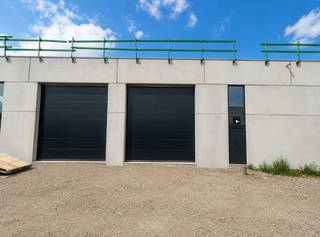 Deze kwalitatieve nieuwbouwunit (Unit 21) is gelegen in de Sarosstraat te Berlare en heeft een oppervlakte van 125,5 m².<br />De unit is geschikt voor diverse toepassingen zoals opslag, magazijn, productie en groothandel.<br /><br />De bedrijfsunit beschikt over een volledige vrije overspanning en is opgebouwd met duurzame materialen zoals een steeldeck dakconstructie, geïsoleerde buitenwanden en betonnen scheidingswanden. Verder is de unit uitgerust met een onderhoudsvriendelijke polierbetonvloer, een lichtstraat met RWA-koepel en een ruime sectionaalpoort van 4 meter breed en 4,5 meter hoog. Daarnaast is er ook een aparte inkomdeur met raampartij voorzien.<br /><br />Op technisch vlak is de unit volledig uitgerust met onder andere drijfkracht 40A, stadswater, internetaansluiting en aansluiting op een regenwater- en septische put. Ledverlichting en enkele stopcontacten worden standaard voorzien. Sanitair is eveneens mogelijk.<br /><br />Extra troeven:
<ul>
<li>privatieve parkeerplaats inbegrepen</li>
<li>extra parkingzone met laadpalen aanwezig op de site</li>
<li>algemene brandcentrale aanwezig</li>
<li>vlot bereikbaar</li>
<li>Algemene kosten: €40/maand</li>
<li>Extra parking huren mogelijk aan 40 €/maand</li>
<li>Beschikbaar vanaf 1 december 2026</li>
</ul>
Ideale bedrijfsunit voor ondernemers die op zoek zijn naar een moderne en functionele ruimte op een strategische locatie.