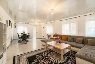 <p><strong>Instapklare en verrassend ruime woning</strong> met <strong>5 slaapkamers</strong>, <strong>zeer grote garage</strong> en stadstuin, goed gelegen langs een invalsweg! Deze perfect onderhouden woning combineert comfort, ruimte en functionaliteit, ideaal voor grote gezinnen of wie wonen en werken wil combineren.</p>
<p><strong>INDELING:</strong><br />Gelijkvloers: grote en lichtrijke leefruimte, extra zithoek of bureau, veranda, volledig geïnstalleerde keuken, bijkeuken met berging, wasplaats, douchekamer met toilet en een <strong>uitzonderlijk ruime garage (±60 m²)</strong>. Daarnaast is er een gezellige <strong>stadstuin</strong> en een staankelder.<br />Eerste verdieping: overloop en <strong>4 ruime slaapkamers</strong>.<br />Tweede verdieping: <strong>5de slaapkamer</strong> met mogelijkheid tot het creëren van extra kamers of een polyvalente ruimte.</p>
<p><strong>Wat maakt dit pand uniek?</strong><br />♦ 5 slaapkamers – instapklaar en perfect onderhouden – zeer grote garage (±60 m²) – centrale verwarming op gas – dubbele beglazing met rolluiken – <strong>recent geïsoleerd dak</strong> – droge kelder – stadstuin – uitstekende ligging langs een invalsweg.</p>
<p><strong>Voor wie is dit pand ideaal?</strong><br />♦ Voor grote of samengestelde gezinnen die veel ruimte zoeken.<br />♦ Voor zelfstandigen of hobbyisten die nood hebben aan een grote garage/werkruimte.<br />♦ Voor wie een instapklare woning zoekt met uitbreidingsmogelijkheden.</p>
<p>Bezoek na afspraak met <strong>Immo Beguin</strong>, jouw vastgoedexpert sinds 2009.<br />✉️ info@immobeguin.be</p>