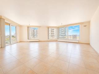 Altijd gedroomd van een appartement met zicht op zee? <br /><br />Dit verzorgd appartement biedt een ongeëvenaard open zicht over de zee én de vernieuwde boulevard van Heist – elke dag opnieuw genieten. Het appartement omvat twee slaapkamers en een prachtig zonneterras. Huurprijs: EUR 1.100 + EUR 70 vaste syndickosten. <br /><br />Gelegen in een goed onderhouden residentie (bouwjaar 2002), combineert dit appartement comfort met een uitstekende ligging. Het strand, de Zeedijk, warenhuizen en openbaar vervoer, het ligt allemaal binnen wandelafstand. <br /><br />Indeling van het appartement: Inkom met ingemaakte vestiairekasten, een zonovergoten woonkamer met knappe zichten, een open en volledig ingerichte keuken, achteraan twee volwaardige slaapkamers en een ingerichte badkamer met ligbad. <br /><br />Het terras is zongericht en groot genoeg voor het plaatsen van een tafel. Beneden op het gelijkvloers nog een handige fietsenberging en privatieve bergruimte. <br /><br />📞 Bezoeken mogelijk na afspraak via 050 89 27 70