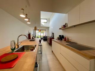 Gunstig gelegen recente woning te huur in Evergem. Openbaar vervoer, winkels e.d. bevinden zich op wandelafstand.  De indeling van de woning is als...