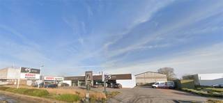 Top gelegen baanlocatie te huur (voorheen E5 Mode) met een oppervlakte van 697 m².Grote troef is de gemeenschappelijke parking voor ca. 37 wagens...