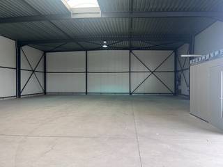 Nederlandse versie hieronder:<br /><br /><strong>FR:</strong><br />Vous êtes à la recherche d'un entrepôt industriel de 1440 m²? Avec une excellente localisation?<br /><br />Cette bien offre un hangar isolé de 1440 m², idéal pour diverses activités commerciales et besoins de stockage. Le hall est équipé avec une grande porte sectionnelle (hauteur : 4,5 m), ce qui améliore l'accessibilité et la fonctionnalité.<br /><br />La propriété est située à seulement 1km de la sortie de l'autoroute E40 et à moins de 10km de l' E42, offrant ainsi une excellente connexion.<br /><br />Ce bien vous intéresse ? N'hésitez pas à nous contacter !<br /><br /><strong>NL:</strong><br />Bent u op zoek naar een ruime bedrijfshal?<br /><br />Deze faciliteit biedt een geïsoleerde loods van 1440 vierkante meter, ideaal voor diverse bedrijfsactiviteiten en opslagbehoeften. Daarnaast beschikt de hal een grote sectionaalpoort (hoogte: 4,5 m), wat de toegankelijkheid en functionaliteit vergroot.<br /><br />Aan de voorzijde van het gebouw is parkeergelegenheid voor wagens.<br /><br />Dit pand ligt op slechts 1km van de oprit van de E40 en minder dan 10km van de E42, wat zorgt voor een uitstekende verbinding.<br /><br />Heeft dit pand uw interesse gewekt? Aarzel dan niet om contact met ons op te nemen!<br /> 