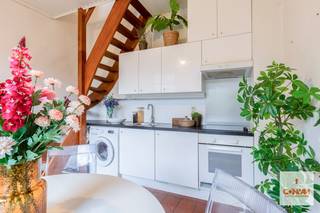 Deze gezellige en rustig gelegen citéwoning is instapklaar en ligt op amper 1 kilometer van het Gentse stadcentrum.Op de benedenverdieping bevindt...