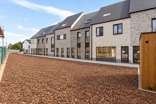 <strong>6% BTW mogelijk, prijzen vanaf €349.005,00 excl. kosten!</strong><br /><br />Op een gunstig gelegen perceel in Kessel, vlakbij het centrum, winkels, scholen en openbaar vervoer, bevindt zich deze energiezuinige nieuwbouwwoning (BEN) met drie slaapkamers. De woning biedt een aangename woonomgeving met een groen uitzicht, gecombineerd met hedendaags wooncomfort volgens de strengste energienormen.<br /><br />Deze stijlvolle woning wordt uitgerust met een warmtepomp, zonnepanelen, een volledig ingerichte keuken en een moderne badkamer. Bovendien krijgt u nog inspraak in de afwerking, volledig volgens het lastenboek.<br /><br /><strong>Let op: de getoonde afwerking is louter indicatief en vormt geen weergave van de specificaties in het lastenboek.</strong><br /><br />Via de inkomhal met gastentoilet betreden we de woning. De lichtrijke leefruimte biedt voldoende plaats voor een gezellige zithoek en een aparte eetruimte. De open keuken sluit hier naadloos op aan en wordt voorzien van kwalitatieve toestellen. Vanuit de leefruimte heeft u directe toegang tot het ruime terras en de zuidoost georiënteerde tuin, waar u in alle rust en privacy kunt genieten. Op het gelijkvloers bevindt zich eveneens een praktische berging.<br />Op de eerste verdieping geeft de nachthal toegang tot twee slaapkamers, een apart toilet en een badkamer, uitgerust met een dubbele lavabo en inloopdouche. Mits de nodige aanpassingen kan de zolderverdieping worden ingericht als een volwaardige derde slaapkamer, met bijkomende bergruimte.<br />Een parkeerplaats dient verplicht bij aangekocht te worden. In de voortuin wordt bovendien een fietsenberging voorzien in een stalen constructie.<br /><br />Dit is een uitstekende opportuniteit als u op zoek bent naar een kwalitatieve nieuwbouw woning met 3 slaapkamers op een centrale locatie. Contacteer ons voor meer informatie op 0474/78 07 73 of neem een kijkje op www.boonstravastgoed.be.<br /><br />Bijzonderheden:<br />- Nieuwbouw<br />- 3 slaapkamers<br />- Centrale locatie