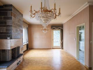 <strong>Hoekappartement met veel potentieel in residentie ‘Carlton’ nabij Gent</strong><br /><br />Dit hoekappartement is gelegen in de standingvolle residentie ‘Carlton’, in een aangename en groene woonomgeving nabij Gent.<br /><br />De ligging is bijzonder gunstig, met een vlotte bereikbaarheid via verschillende verbindingswegen en in de nabijheid van station Gent-Sint-Pieters en AZ Maria Middelares.<br /><br />Het appartement bevindt zich op de eerste verdieping en biedt een uitstekende basis voor wie op zoek is naar een renovatieproject met potentieel.<br /><br />Indeling: ruime inkomhal met vestiaire, gastentoilet en praktische berging.<br />De lichtrijke leefruimte met originele schouw biedt mogelijkheden voor een gezellige zit- en eetruimte en geeft toegang tot het terras.<br />De ruime keuken heeft eveneens toegang tot de buitenruimte.<br /><br />Verder beschikt het appartement over twee volwaardige slaapkamers en een aparte badkamer.<br /><br />De residentie wordt momenteel grondig aangepakt, waarbij onder andere het dak wordt vernieuwd.<br /><br /><strong>Kortom, een ideale opportuniteit voor wie een appartement volledig naar eigen smaak wil renoveren op een gunstige locatie nabij Gent.</strong>