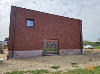 ***MOGELIJKHEID AAN 6% BTW*** PRACHTIGE STIJLVOLLE MODERNE HALFOPEN NIEUWBOUWWONING! . Deze woning is in afwerkingsfase te Evergem-Belzele, scholen en winkels in nabijheid. Woning bestaande uit: Inkomhal/traphal, gastentoilet met handwassertje, lichtrijke woonkamer/salon met schuifraam naar tuin, uitgeruste maatkeuken met waseiland en achterdeur naar tuin/terras, berging/wasplaats, garage, nachthal, 3 slaapkamers (12,6 - 12,8 - 18,8m2) waarvan 1 met dressingruimte, badkamer (ligbad, douche, dubbel lavabomeubel, spiegelkast), afzonderlijk toilet, berging/technische ruimte. Verwarming via warmtepomp met vloerverwarming, zonnepanelen, ventilatiesysteem type D. Vermelde prijs is excl. registratie op grond, btw op constructie, akte -en notariskosten. VOORZIENE AFWERKING EIND OKTOBER 2026. Voor meer info bel 0473 71 71 70 of mail info@immo-x.be, we maken graag tijd voor u op kantoor om het project toe te lichten.
