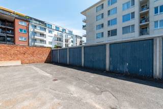 Wie de Groenenborgerlaan kent, weet dat een vrije parkeerplaats vinden vaak een uitdaging is. Met deze garagebox hoef je niet langer rondjes te rijden of je wagen enkele straten verder achter te laten. Je rijdt gewoon binnen, sluit de poort en bent meteen thuis.<br /><br />Deze garagebox biedt een veilige en praktische oplossing voor wie in de buurt woont, werkt of regelmatig in de omgeving moet zijn. Ideaal om je wagen droog en veilig te parkeren, maar ook perfect geschikt als extra opslagruimte.<br /><br />Interesse? Neem gerust contact met ons op voor meer informatie of een bezoek ter plaatse.<br /><br />P-score: B, G-score: A, Vg-Gvv-Gvkr-Wg-Gmo