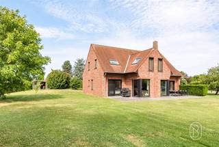 <p><span><span>Deze prachtige villa ligt in een volledig omheinde, groene omgeving in het rustige dorpje Templeuve.</span></span></p><p><span><span>Op de begane grond bestaat de villa uit een hal met een open trap, een apart toilet, een garderobe, een mooie, lichte woonkamer met een K7-haard, een volledig uitgeruste aparte keuken, een wasruimte, een ouderslaapkamer met eigen badkamer, een doucheruimte met alle voorzieningen, een inloopkast en een garage voor twee auto's.</span></span></p><p><span><span>Op de bovenverdieping bevinden zich een ruime overloop, een apart toilet, een aparte douche, een badkamer, 5 slaapkamers, waarvan 1 van 50 m² die als speelkamer of kantoor kan worden gebruikt.</span></span></p><p><span><span>Buiten kunt u genieten van een beboste en beveiligde tuin die aan het zicht onttrokken is, een terras van natuursteen, elektrische poorten, een eigen oprit en parkeergelegenheid voor 5 auto’s</span></span></p><p><span><span>Technische gegevens: </span></span></p><p><span><span>Ligging: zuidwest</span></span></p><p><span><span>EPB B </span></span></p><p><span><span>Elektriciteit conform</span></span></p><p><span><span>Elektrische rolluiken </span></span></p><p><span><span>Regenwaterreservoir van 10.000l</span></span></p><p><span><span>Nieuwe gascondensatieketel.</span></span></p><p><span><span>Radiatoren in alle kamers (behalve garage en wasruimte).</span></span></p><p> </p><p><span><span>Een unieke kans om uw droom waar te maken, zeer zeldzaam in deze regio, zeker een bezichtiging waard.</span></span></p>