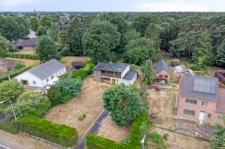 Bent u op zoek naar een woning op een rustige, groene locatie, met volop ruimte en potentieel om naar eigen smaak in te richten? Dan is deze...