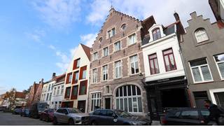 Vernieuwd en instapklaar gelijkvloersappartement met 2 slaapkamers op een interessante ligging langs een invalsweg naar het centrum van Brugge, op...