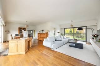 <p><span>Rustig wonen in het groene Ranst, met alle dagelijkse voorzieningen binnen handbereik. Deze vrijstaande villa combineert ruimte, comfort en een verzorgde afwerking op een mooi omheind perceel. Met een lichtrijke leefruimte, aparte bureauruimte, vier slaapkamers, zonnepanelen en een prachtig aangelegde tuin is dit een woning waar gezinnen meteen hun thuis van maken.</span></p><p><span> </span></p><p><span>Karaktervol & lichtrijk</span></p><p><span>Via de imposante inkomhal met haar indrukwekkende plafondhoogte van meer dan vijf meter word je meteen verwelkomd in een woning met karakter. De warme rode tegelvloer en de sierlijke trap zorgen voor een tijdloze uitstraling, terwijl de vide een heerlijk ruimtelijk gevoel creëert. Naast de inkom bevindt zich een ruime bureauruimte, ideaal voor thuiswerkers of wie een praktijkruimte wenst. Grote, recent vernieuwde raampartijen zorgen hier voor een aangename lichtinval. De leefruimte vormt het hart van de woning. De verzorgde parketvloer, de gezellige haard en de grote raampartijen met zicht op de tuin creëren een warme sfeer. Dankzij het grote schuifraam loopt binnen naadloos over in buiten en geniet je het hele jaar door van het uitzicht op het groen. De keuken is praktisch ingericht en kijkt uit op de tuin. Ze is voorzien van onder meer een oven, kookplaat en vaatwasser. Dankzij de directe toegang tot het terras en de nabijheid van de leefruimte vormt ze een fijne plek voor het dagelijkse gezinsleven.</span></p><p><span> </span></p><p><span>Ruimte voor het hele gezin</span></p><p><span>Op de eerste verdieping geeft de centrale overloop toegang tot vier volwaardige slaapkamers. De master bedroom beschikt over een charmant Frans balkon. Een ruime badkamer met dubbel lavabomeubel, ligbad en douchefunctie vervolledigt het verdiep. Aan de achterzijde heeft elke kamer elektrisch bedienbare rolluiken, wat absoluut een meerwaarde is. Extra bergruimte is er in de volledig betegelde kelder, die naast technische voorzieningen ook tal van mogelijkheden biedt voor stockage.</span></p><p><span> </span></p><p><span>Tuinplezier gegarandeerd</span></p><p><span>Buiten wacht een prachtig onderhouden, volledig omheind perceel met een zonnig terras van maar liefst ca. 43 m² en een fraaie achtertuin van ca. 480 m². De volwassen beplanting zorgt voor privacy en een groene sfeer, terwijl het terras uitnodigt tot lange zomeravonden met familie en vrienden. Ook praktisch scoort deze eigendom uitstekend. De lange oprijlaan biedt plaats aan meerdere wagens en leidt naar de garage met laadpaal en aansluitende carport.</span></p><p><span> </span></p><p><span>Groen wonen tussen stad en natuur</span></p><p><span>De Kromstraat geniet van een aangename ligging in Ranst, waar rust en bereikbaarheid elkaar perfect aanvullen. Het dorpscentrum met winkels, supermarkten en andere dagelijkse voorzieningen bevindt zich op korte afstand. Voor wie graag wandelt of fietst, liggen het bos van Zevenbergen en de uitgestrekte groene omgeving van Ranst vlakbij. Dankzij de bushaltes in de buurt zijn Antwerpen, Broechem en de omliggende gemeenten bovendien vlot bereikbaar.</span></p><p><span> </span></p><p><span> </span></p>