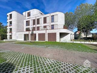 PLUSPUNTEN VAN HET PROJECT:<br />+ 103,32 m² woonoppervlakte<br />+ 21,99 m² ruim terras<br />+ Gelijkvloerse ligging<br />+ 2 slaapkamers<br />+ 1 badkamer<br />+ Afzonderlijk toilet<br />+ Volledig instapklaar<br />+ Hoogwaardige afwerking<br />+ Lucht/water-warmtepomp<br />+ Vloerverwarming<br />+ Ventilatiesysteem D<br />+ Zonnepanelen<br /><br />ALGEMEEN: <br />Op zoek naar een ruim, modern en volledig instapklaar appartement in Bree? Maak kennis met appartement 0.2 in het exclusieve nieuwbouwproject Achter de Haag. Dit prachtige gelijkvloerse appartement combineert een royale woonoppervlakte van 103,32 m² met een aangenaam terras van 21,99 m². Een ideale combinatie voor wie op zoek is naar ruimte, comfort en een fijne buitenomgeving.<br /><br />Vanaf het moment dat je binnenkomt, valt meteen de aandacht voor kwaliteit en afwerking op. Het appartement werd ontworpen met oog voor comfort, licht en een aangename leefomgeving. De ruime leefruimte vormt het hart van de woning en staat in verbinding met het ruime terras, waardoor binnen en buiten mooi in elkaar overvloeien.<br /><br />Het appartement beschikt over twee volwaardige slaapkamers, een stijlvolle badkamer en een afzonderlijk toilet. Dankzij de gelijkvloerse ligging is de woning bovendien bijzonder praktisch en toegankelijk.<br /><br />ACHTER DE HAAG<br />Achter de Haag is een kleinschalig en exclusief nieuwbouwproject in Bree, gelegen in een groene en rustige omgeving. Het project bestaat uit ruime appartementen met grote terrassen en werd ontworpen met bijzondere aandacht voor wooncomfort, energiezuinigheid en architectuur.<br />De zongerichte oriëntatie en de groene omgeving zorgen voor een aangename woonbeleving. Bovendien geniet je van de voordelen van nieuwbouw zonder dat je zelf nog jarenlang moet verbouwen of renoveren.<br /><br />ENERGIEZUINIG EN TOEKOMSTGERICHT<br />Ook op technisch vlak is appartement 0.2 helemaal afgestemd op hedendaags wooncomfort. Het project werd ontworpen met het oog op een zeer laag energieverbruik en beschikt onder andere over een lucht/water-warmtepomp, vloerverwarming, ventilatiesysteem D en zonnepanelen.<br />De appartementen zijn voorzien van kwalitatieve materialen en een hoogwaardige afwerking. Voor de keuken werd samengewerkt met Sleurs & Vangompel, voor de badkamer met Facq en voor de vloerafwerking met 4D Tegels.<br /><br />Appartement 0.2 is de ideale keuze voor wie comfortabel en zorgeloos wil wonen in een kwalitatief nieuwbouwappartement. De combinatie van de ruime woonoppervlakte, de twee slaapkamers, de gelijkvloerse ligging en het royale terras zorgt voor een bijzonder aangename woonbeleving.<br /><br />Je geniet hier van de rust en het groen van Achter de Haag, terwijl je tegelijkertijd beschikt over alle comfort en technieken die je van een hedendaags nieuwbouwappartement mag verwachten. Een appartement waar je vanaf dag één kunt genieten van ruimte, comfort en kwaliteit.<br /><br />PRIJSBEREKENING:
<ul>
<li>grondwaarde: € 65.785</li>
<li>constructiewaarde: € 314.975</li>
<li>12% registratierechten op de grondwaarde: € 7.894</li>
<li>21% btw op de constructiewaarde: € 66.145**</li>
<li>totale prijs exclusief notariskosten: € 454.799</li>
</ul>
!! **6% btw voor de rechthebbende!!<br /><br />FINANCIERING:<br />Opgelet: voor woningen gelegen in België zijn enkel Belgische hypotheken mogelijk. Maak tijdig een afspraak zodat u zich op voorhand kan bevragen over de mogelijkheden. Kandidaat-kopers die hun financiële plaatje al hebben voorbereid, wekken altijd meer vertrouwen.<br /><br />SUCCESVOL VERKOPEN?<br />Dankzij succesvolle transacties zijn wij steeds op zoek naar nieuw aanbod. Overweegt u te verkopen of te verhuren? Informeer vrijblijvend naar onze werkwijze.<br /><br />HOUD ME OP DE HOOGTE:<br />Niet gevonden wat u zocht? Schrijf u gratis in op onze website zodat u vrijblijvend op de hoogte wordt gebracht van nieuw aanbod: https://www.immosign-plus.be/nl/hou-me-op-de-hoogte/<br /><br />Wilt u graag meer weten over deze instapklare luxueuze appartementen? Contacteer ons dan voor vrijblijvende info op +32 89 87 03 67 of elke@immosign-plus.be. Tot binnenkort?