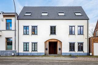 <p><strong>Gerenoveerde woning </strong>met 3 slaapkamers, 2 badkamers en een bewoonbare oppervlakte van 171m². Woning bevat een privatieve en zonnige, ruime tuin op een <strong>topligging</strong> te Schilde! Gelijkvloers: inkomhal met apart gastentoilet, voorzien van handenwasser. Woonkamer van 32m² op tegelvloer met een<strong> open en volledig geïnstalleerde keuken</strong> met toegang tot de <strong>zuidgerichte tuin.</strong> De keuken is voorzien van een ingebouwde koelkast, diepvriezer, dubbele spoelbak, inductiekookplaat met dampkap, combi-microgolfoven en vaatwasser. Op de eerste verdieping bevinden zich <strong>twee ruime slaapkamers van 17m² en 15m²</strong>, beide op keramische parkettegel. De badkamer van 9m² op tegelvloer is uitgerust met een inloopdouche, ligbad en dubbel lavabomeubel. Daarnaast bevindt er zich nog een apart toilet in de nachthal. De tweede verdieping beschikt nog over een <strong>ruime slaapkamer van 17m² </strong>met <strong>ensuite badkamer van 12m²</strong> voorzien van douche, dubbel lavabomeubel, toilet en aansluiting wasmachine/droogkast. In de tuin bevindt zich een betegeld terras van 30m² en is er nog een doorgang naar de straatkant via een gemeenschappelijke gang (zeer praktisch voor bijvoorbeeld fietsen of om vuilbakken te verplaatsen).</p><p>Extra:<br />- EPC: 154 KwH/m² (B-label)<br />- Watertoets: perceelscore A, gebouwscore A. <br />- Stedenbouwkundige informatie in aanvraag<br />- Maatregelenregister in aanvraag</p><p>Nabij school, winkels, autosnelweg, openbaar vervoer, etc. Voor meer info ga naar www.coenenvastgoed.be of bel 03/375.82.92</p>