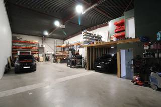 Gelegen langs de Diksmuidesteenweg te Hooglede op de grens met Roeselare vinden we deze nette loods van 203m² me bureel van 2x 26m².<br />Goed gelegen loods en zeer bereikbaar op een vernieuwde site.<br />Eigenschappen:<br />- sectionale poort<br />- aluminium schrijnwerk met toegangsdeur<br />- verwarming op gas aanwezig<br />- 3x400V +N aanwezig<br />- led verlichting<br />- vrije hoogte van 6.5m<br />- vloer uit gepolierde beton<br /><br />Nog andere oppervlaktes beschikbaar ook.<br /><br />*referentiefoto's van naastgelegen loods. <br />Vrij vanaf juni 2026<br />Geef een seintje voor meer info!<br /><br />