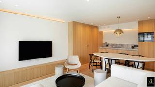 Magnifique appartement meublé de deux chambres, idéalement situé entre la place Van Bunnen et la place du Phare. Composition: hall d’entrée avec vestiaire et toilette invités. Séjour avec cuisine ouverte entièrement équipée donnant accès à une terrasse ensoleillée orientée sud. Chambre principale avec placards intégrés. Deuxième chambre avec lits superposés. Salle de bains avec douche et double lavabo. Lave-linge/sèche-linge présent. À recommander vivement. La résidence a été récemment entièrement rénovée, avec nouveaux balcons et terrasses.