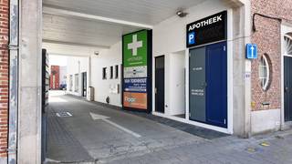 Samenstelling: Ruime handelsruimte die geschikt is voor diverse mogelijkheden, een keuken met aansluitend een vrouwen- en een herentoilet.<br /><br />Ook beschikt deze handelsruimte over een bureel en voldoende parkeergelegenheden.<br /><br />Op heden is er een logopediepraktijk aanwezig.<br /><br />Het handelspand is ook een uitstekende investering!<br /><br />Er is een mogelijkheid om 2 parkeerplaatsen te huren naast het handelspand.<br /><br />Voor meer informatie of een bezichtiging kan U ons steeds vrijblijvend contacteren op het nummer 09 344 94 44!