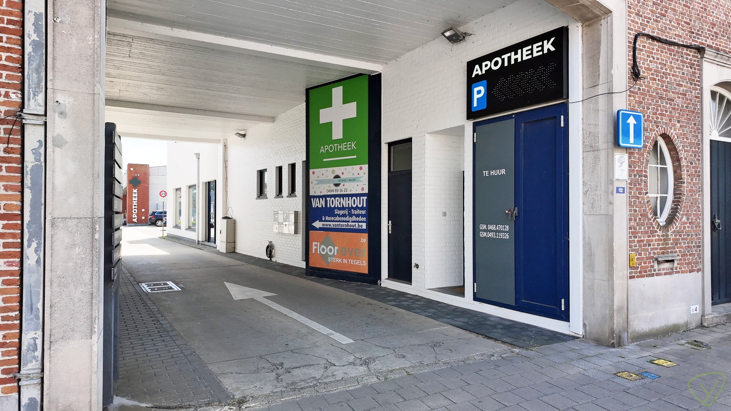 Gunstig gelegen handelsruimte tekoop in het centrum van Eeklo! - foto 2