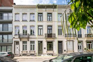 Karaktervol herenhuis met 4 slaapkamers, authentieke elementen en zonnige stadstuin van ca. 90 m² in hartje Mechelen<br /><br />Bent u op zoek naar een woning met karakter, ruimte en een uitzonderlijk renovatiepotentieel? Dan is dit statige herenhuis precies wat u zoekt. Met een bewoonbare oppervlakte van 198 m², vier volwaardige slaapkamers en tal van authentieke, originele elementen biedt deze woning een unieke kans om een prachtige gezinswoning volledig naar eigen smaak te renoveren.<br /><br />Bij het betreden van de woning komt u binnen in een stijlvolle inkomhal die toegang geeft tot de ruime leefruimte met gezellige zithoek en eetplaats. De hoge plafonds en authentieke details zorgen meteen voor een gevoel van grandeur en charme. Achter de eetplaats bevindt zich een hal met gastentoilet en toegang tot de aangename binnentuin van ca. 90 m². Voor een woning in het centrum van Mechelen is dit een uitzonderlijk grote buitenruimte waar u in alle rust kunt genieten.<br /><br />De woning is volledig onderkelderd en biedt momenteel plaats aan de keuken, een praktische wasruimte en meer dan voldoende bergruimte.<br /><br />Op de eerste verdieping bevinden zich twee ruime slaapkamers. De tweede verdieping beschikt over een derde ruime slaapkamer en een royale badkamer. Op de derde verdieping bevindt zich een zeer ruime zolderkamer met bijkomende opbergruimte in de nok, ideaal als extra slaapkamer, hobbyruimte of thuiskantoor.<br /><br />Naast het karakter en de ruimte geniet deze woning van een uitstekende ligging. Het bruisende centrum van Mechelen, met zijn gezellige winkels, horecazaken, scholen en openbaar vervoer, bevindt zich op wandelafstand. Bovendien is er in de straat ruime parkeergelegenheid, wat een grote meerwaarde is voor deze centrale locatie.<br /><br />Kortom, een unieke opportuniteit voor wie op zoek is naar een karaktervolle woning met authentieke uitstraling, een uitzonderlijk grote stadstuin en enorm veel mogelijkheden om er een prachtige thuis van te maken.<br /><br />Interesse? Contacteer ons vandaag nog voor een bezoek en ontdek zelf het potentieel van deze unieke eigendom!<br />Gino Haeck<br />0491/10.27.33<br />gino@mondovastgoed.be