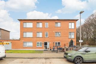 <p>Op een rustige locatie in Deurne wordt dit opbrengsteigendom aangeboden, bestaande uit <strong>drie ruime appartementen</strong> en <strong>drie afzonderlijke garageboxen</strong>. Het gebouw geniet van een open uitzicht op achterliggende weilanden.</p><p>Elk appartement omvat <strong>drie slaapkamers</strong>, een leefruimte met voldoende lichtinval, een keuken en een badkamer. De units beschikken over een functionele indeling.</p><p>Alle appartementen zijn op dit moment verhuurd.</p><ul><li>EPC GLV: 20251031-0003723233-RES-1 ,D (343kWh)</li><li>EPC 1e verdiep: 20251031-0003723247-RES-1 ,B (176kWh)</li><li>EPC 2e verdiep 20251031-0003723244-RES-2 ,F (538kWh)</li></ul>