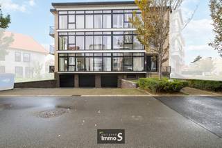 Instapklaar appartement gelegen op centrale doch rustige ligging, op wandelafstand van zee. <br /><br />Het appartement (1<sup>ste</sup> verdiep) bestaat uit: inkomhal, apart toilet, badkamer met inloopdouche, 3 slaapkamers, woonkamer met open keuken en 2 terrassen. <br />Er is de mogelijkheid tot aankoop van afgesloten garagebox met parkeerplaats. (ook de 2 andere appartementen zijn te koop in dit gebouw)<br /><br />Enkele troeven: parket, CV op gas met vloerverwarming, lichtrijk dankzij grote raampartijen. <br />Gelegen in kleinschalige residentie zonder lift = zeer lage gemeenschappelijke kosten. <br />Rustige ligging op wandelafstand van lokale handelaars, horeca & het strand. <br /><br />(vg,wg,gvv,gvkr,gmo, epc B uc: 3725884-RES-1 , P&G score A)