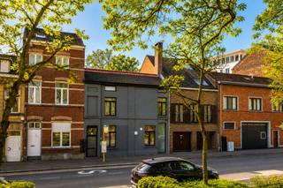 <p><span>Op zoek naar een slimme investering of een ideale uitvalsbasis voor studerende kinderen? Deze charmante studio, gelegen aan de Brouwersstraat 25 bus 002 in Leuven, biedt een unieke combinatie van ligging, comfort en rendement.</span></p>
<p><span>De studio bevindt zich binnen de Leuvense binnenring, met verschillende campussen op wandelafstand. Bovendien geniet je van een groene en rustige omgeving dankzij de ligging recht tegenover het Bruulpark.</span></p>
<p><span>Met een bewoonbare oppervlakte van 23 m² is de ruimte optimaal ingedeeld en voorzien van alle nodige comfort. De studio werd volledig gerenoveerd in 2019 en beschikt over een praktische kitchenette en een eigen badkamer. Dankzij het gunstige EPC-label B is het bovendien een energiezuinige keuze.</span></p>
<p><span>Gelegen in residentie Asteria is dit pand uitermate geschikt voor studenten of als investering met aantrekkelijk verhuurpotentieel.</span></p>
<p><strong><span>Troeven op een rij:</span></strong></p>
<ul>
<li><span>Topligging binnen de ring van Leuven</span></li>
<li><span>Campussen op wandelafstand</span></li>
<li><span>Uitzicht op en nabijheid van Bruulpark</span></li>
<li><span>Volledig gerenoveerd in 2019</span></li>
<li><span>Energiezuinig (EPC B)</span></li>
<li><span>Bewoonbare oppervlakte: 23 m²</span></li>
<li><span>Kitchenette en private badkamer</span></li>
<li><span>Ideaal als investering of voor studerende kinderen</span></li>
</ul>
<p><span>Interesse? Contacteer ons vandaag nog voor meer informatie of een bezoek!</span></p>