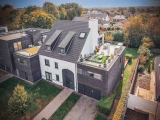 Voor verdere info of een bezoek: Joeri.vandeven@homixx.be of 016 199 346.<br /><br />In een exclusieve residentie in de Lindenlaan te Tremelo stellen we u graag dit prachtig, lichtrijk dakappartement voor. <br />Met een bewoonbare oppervlakte van 112 m² combineert deze kwalitatieve woning hedendaags wooncomfort, ruimte en een uitstekende energiezuinigheid.<br /><br />Via de inkomhal bereikt u de ruime en lichtrijke leefruimte met een stijlvolle open keuken, uitgerust met de nieuwste toestellen. Dankzij de grote raampartijen stroomt het daglicht hier optimaal binnen. (screens aanwezig) Aansluitend bevindt zich een ruim en zuidelijk gericht terras (met zonneluifel), ideaal om in alle rust te genieten. Dit terras is volledig privatief en beschikt over een gezellige groenzone.<br /><br />Het appartement beschikt over twee volwaardige slaapkamers, een gastentoilet en een verzorgde badkamer met bad en inloopdouche. Daarnaast is er een praktische berging/wasplaats en een handige kelderberging voor extra opbergruimte. Tot slot is er nog een ruime zolder aanwezig voor extra ruimte..<br /><br />Uw wagen parkeert u bovendien vlot op de bijhorende staanplaats in de garage. (verplicht bij te kopen aan €20.000)<br /><br />Ook op technisch vlak laat dit pand niets te wensen over: met een gunstige EPC-score A, een conforme elektriciteitsinstallatie, airco en aangename vloerverwarming geniet u hier van een uiterst energiezuinig en toekomstgericht comfort!<br /><br />Een unieke opportuniteit voor wie op zoek is naar zorgeloos en kwaliteitsvol wonen in Baal.