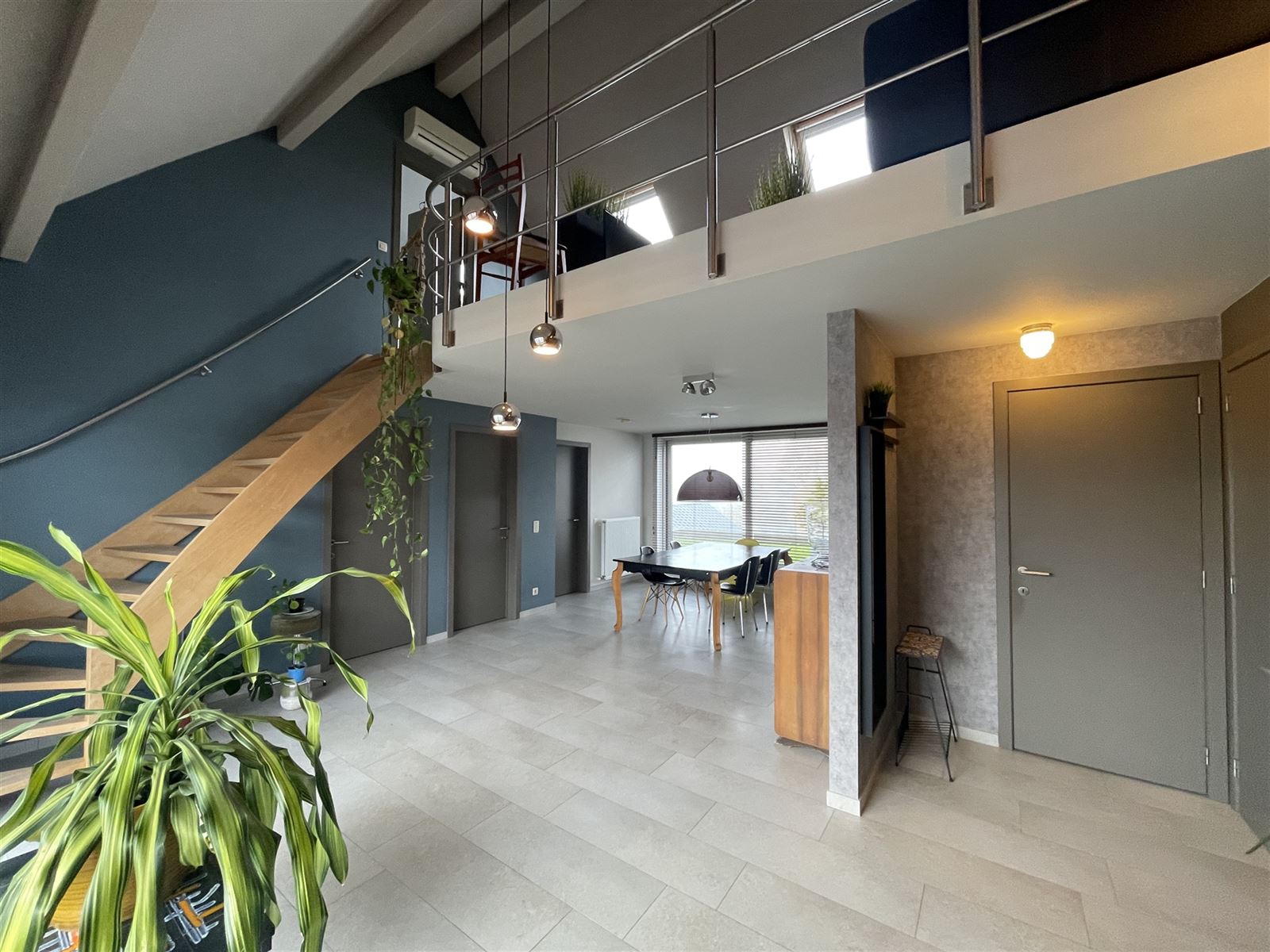 Trendy appartement met ruim terras en 2 staanplaatsen - foto 1