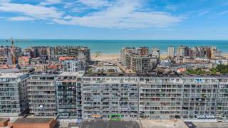 Deze ruime en volledig instapklare gelijkvloerse studio is rustig gelegen aan de achterzijde van de residentie in de Parklaan in Westende Bad. Dankzij de ligging aan de zonnekant geniet u van een aangenaam ruim terras met open zicht, terwijl u zich toch op wandelafstand van het centrum en de zeedijk bevindt.<br /><br />De studio beschikt over een praktische en lichtrijke indeling, waardoor ze zowel ideaal is als tweede verblijf, investering of vaste woonst.<br /><br />Bovendien is de elektriciteit conform en geldt er geen renovatieverplichting, zodat u zonder bijkomende zorgen kunt genieten van uw aankoop.<br /><br />Een extra troef zijn de twee privatieve kelderbergingen, die zorgen voor heel wat bijkomende opbergruimte.<br /><br />Voor meer informatie of een bezoek kunt u contact opnemen met Inti via inti@immofrancois.be of 0499 74 89 74.<br /><br />