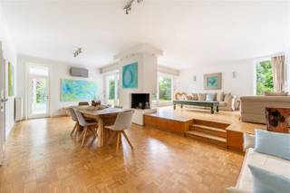 WILRIJK - Oosterveld: Ruime villa (ca 352m²) met 4 slaapkamers, 3 badkamers, zwembad en zuidgerichte tuin. EPC-label C. Deze ruime villa met zwembad...